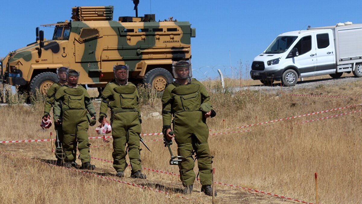 Sınır hattında görevli jandarma ÖMAT timleri, Van - İran sınır hattındaki çalışmalarında şu ana kadar 4 bin 784 mayın tespit ederek imha etti. 