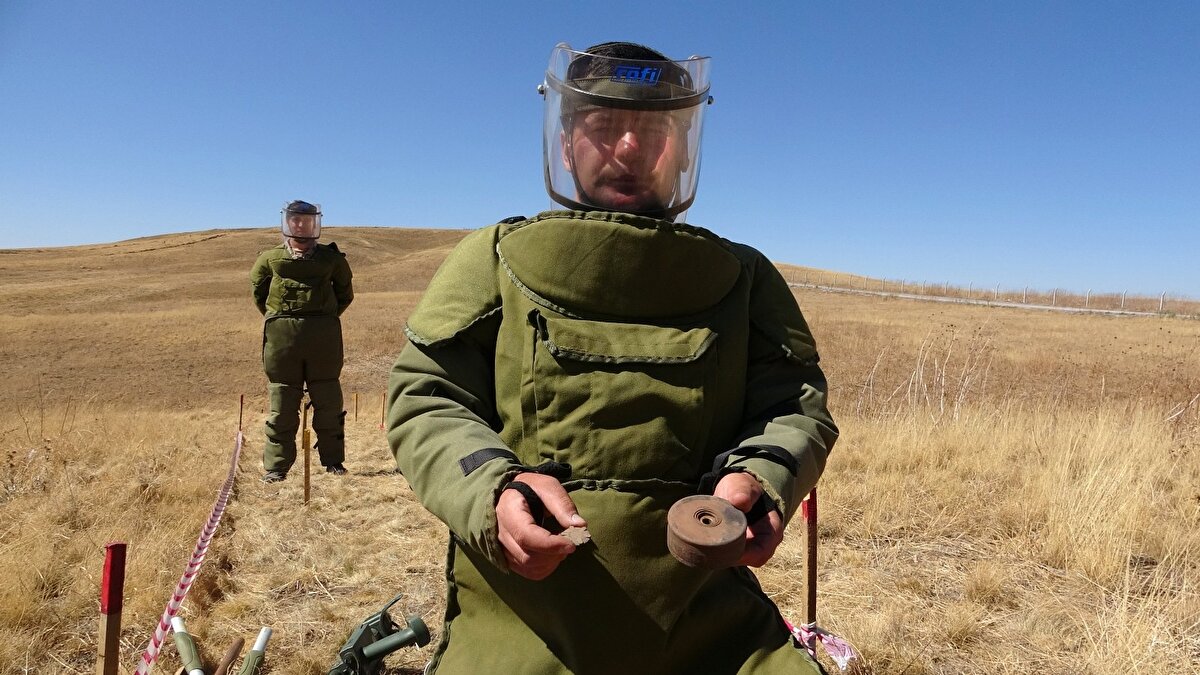 Türkiye-İran sınır güvenliğinin sağlanması amacıyla örülen modüler duvar çalışmaları devam ederken, Ankara Jandarma İstihkam Komutanlığına bağlı Özel Mayın Arama ve Temizleme (ÖMAT) Tabur Komutanlığı ekipleri, İran sınırı boyunca mayınlı sahada zorlu bir çalışma yürütüyor.