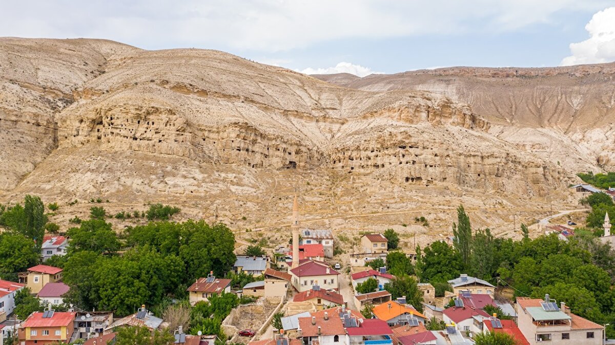 Çok yakın bir zamana kadar mağaraların soğuk hava deposu, odunluk ve hayvan yemlerinin saklandığı bir alan olarak kullanıldığını belirten Tarih Öğretmeni Levent Malkoç, “Bu mağaraların 1590 metre rakımlı düzlük arazide taşlardan kolasal mimari ile inşa edilen Burç Evi Kalesine kadar gittiği söylenmektedir. Bunu test etmek için gençlik yıllarımızda ben ve arkadaşlarım mağaraların bir tanesine girdik ve bir saat kadarda ilerledik. Ancak ileri kısımlarda yol gittikçe zorlaşıyordu ve meşalelerimizde azalmıştı. Bu yüzden bu gizemli mağaranın nereye kadar gittiğini keşfedemedik" diye konuştu.
