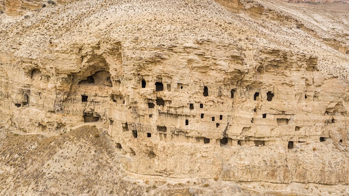 Kayaçların kolay aşınabilmesi özelliği nedeniyle Hititlerin bu mağaraları işleyerek katlı yapı görünümüne kavuşturdukları sanılıyor.