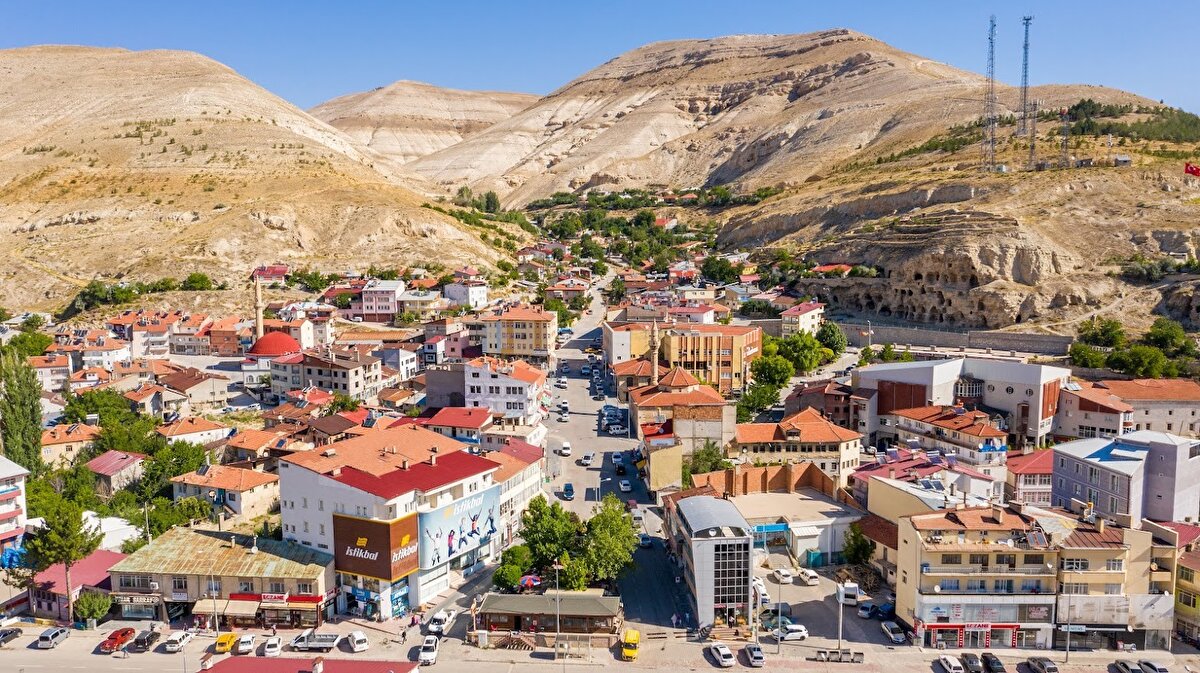 Dağ yamacında yan yana ve alt alta sıralanan Gürün'deki kaya mağaraları 3 ve 5 katlı ilkel bir apartman görüntüsünü andırıyor.