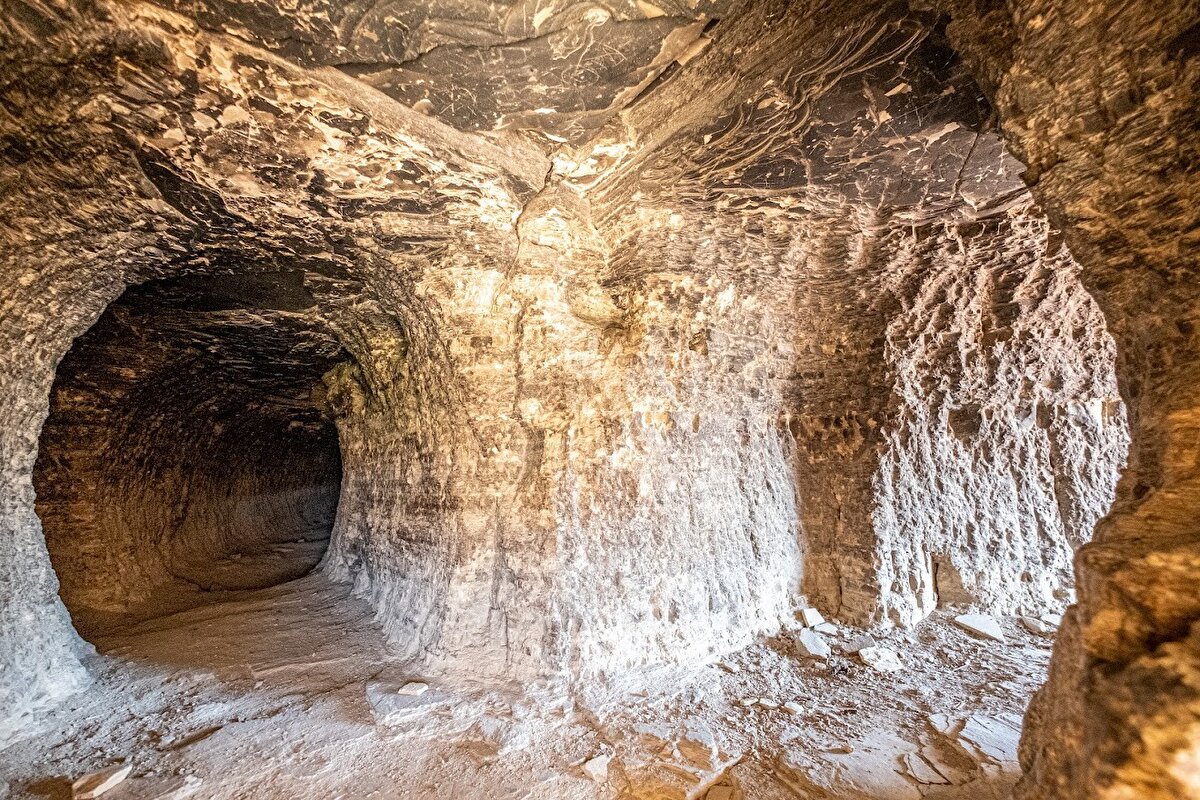 Kısa süre öncesine kadar mahalle halkı tarafından kışlık malzemelerin saklandığı yerler olarak kullanılan kaya mağaraları, Sivas'ın tanıtımı açısından da önem arz ediyor.