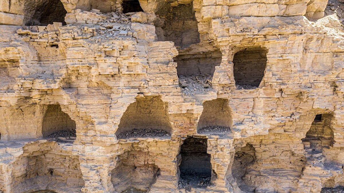 Tarih Öğretmeni Levent Malkoç, yazıyı Anadolu'ya getiren medeniyetin Asurlular olduğunu hatırlatarak Mezopotamya'dan Kayseri Gültepe'ye kadar bu medeniyetin egemenlik kurduğunu söyledi. Asurluların bir süre Gürün'e de hâkim olduğunu hatırlatan Malkoç, “Gürün aynı zamanda tarihi Kral Yolu'nun ve İpek Yolu'nun da uzantıları üzerindedir. Tamamı insan yapımı olan bu mağaralar Hitit, Asur, Roma, Selçuklu, Bizans ve Osmanlı dönemlerine de tanıklık etmiştir" dedi.