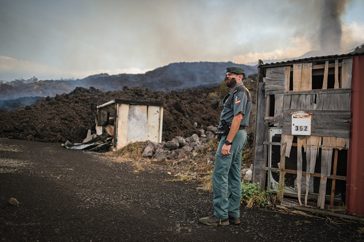 La Palma'daki destek için helikopterlerle 200 dolayında takviye ekip gönderildiği, 64 askerin de çalışmalara katıldığı belirtildi.

Yetkililer, yanardağdaki patlamalardan çıkan gazlardan dolayı bölgedeki halkın muhtemel solunum riskine karşı uyarıldığını duyurdu.