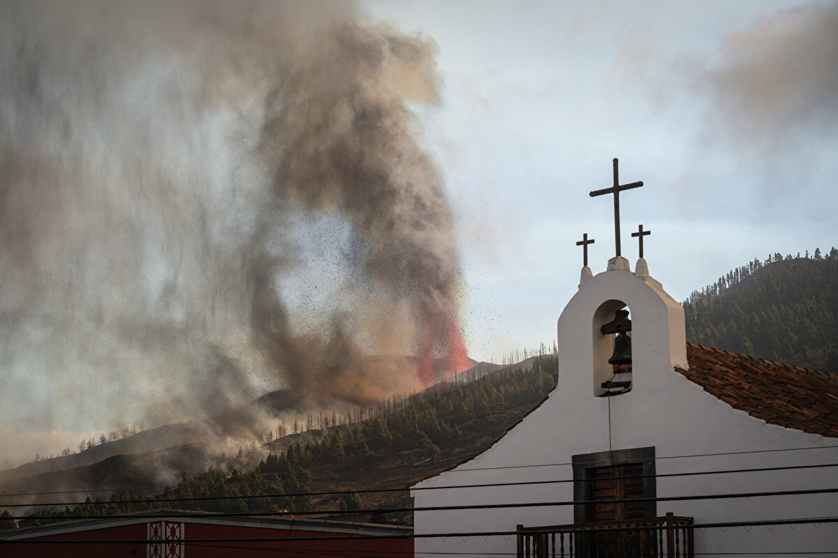 İspanya'nın güneybatısındaki Kanarya Adaları grubundan La Palma'daki Cumbre Vieja (Yaşlı Doruk) yanardağı aktif duruma geçti.