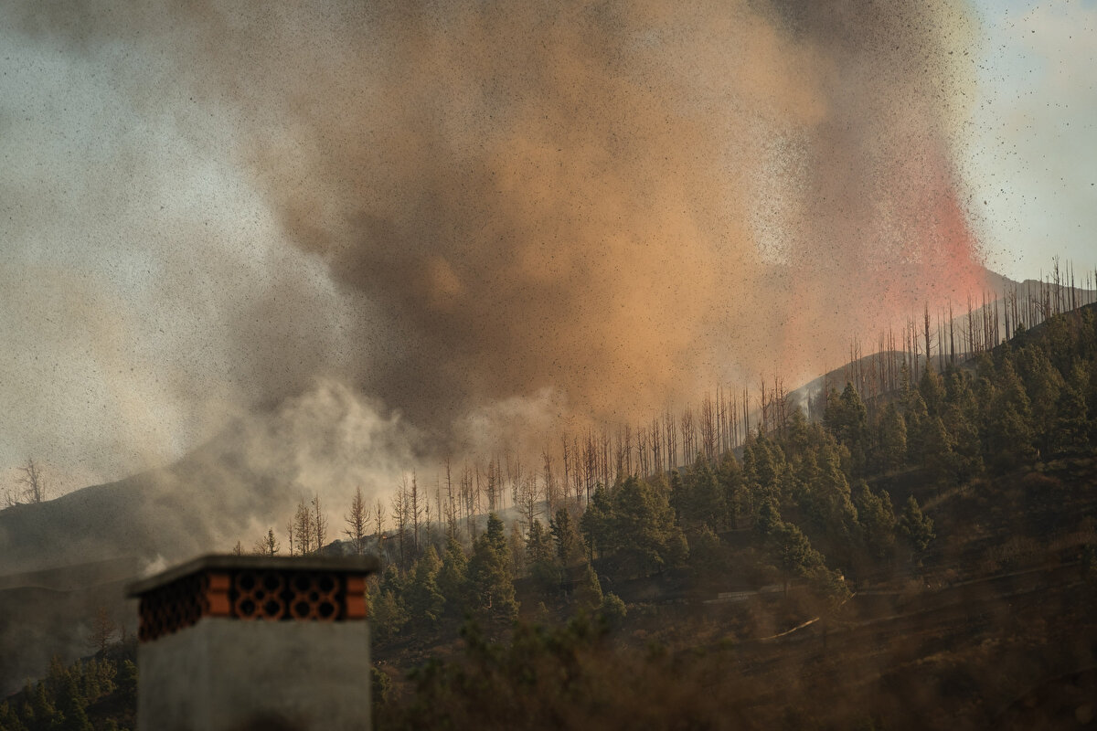 İspanyol basınının yerel kaynaklara dayandırarak verdiği haberlerde, yanardağ etrafındaki El Paso, Tazacorte, Los Llanos de Aridane, El Paraiso, Alcala gibi bazı yerleşim yerlerindeki 5 bin kadar kişinin jandarma tarafından yürütülen çalışmalarla tahliye edilmeye başlandığı kaydedildi.
