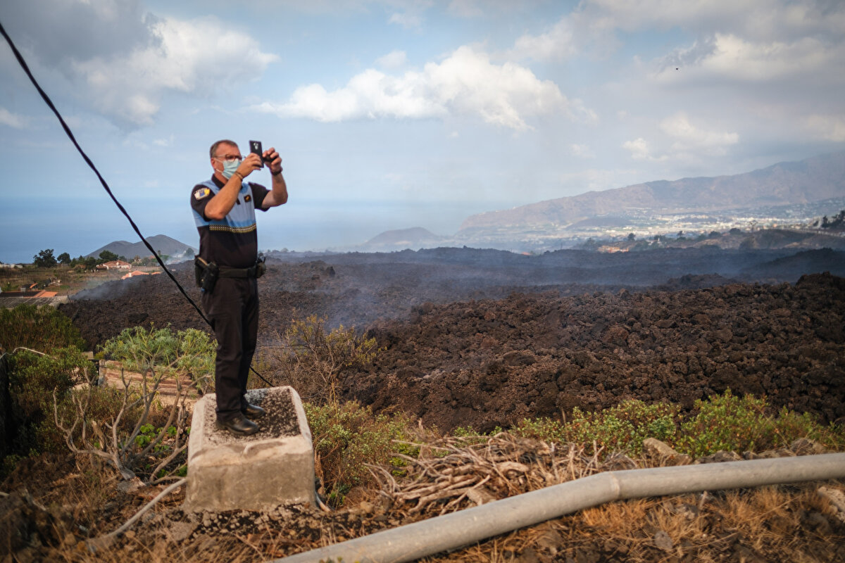 Uzmanlar, yanardağın gelecek günlerde aktif durumda olmaya devam edeceği öngörüsünde bulundu.

Son bir haftadır 21 binden fazla depremin meydana geldiği La Palma'da yanardağ faaliyete geçmişti.