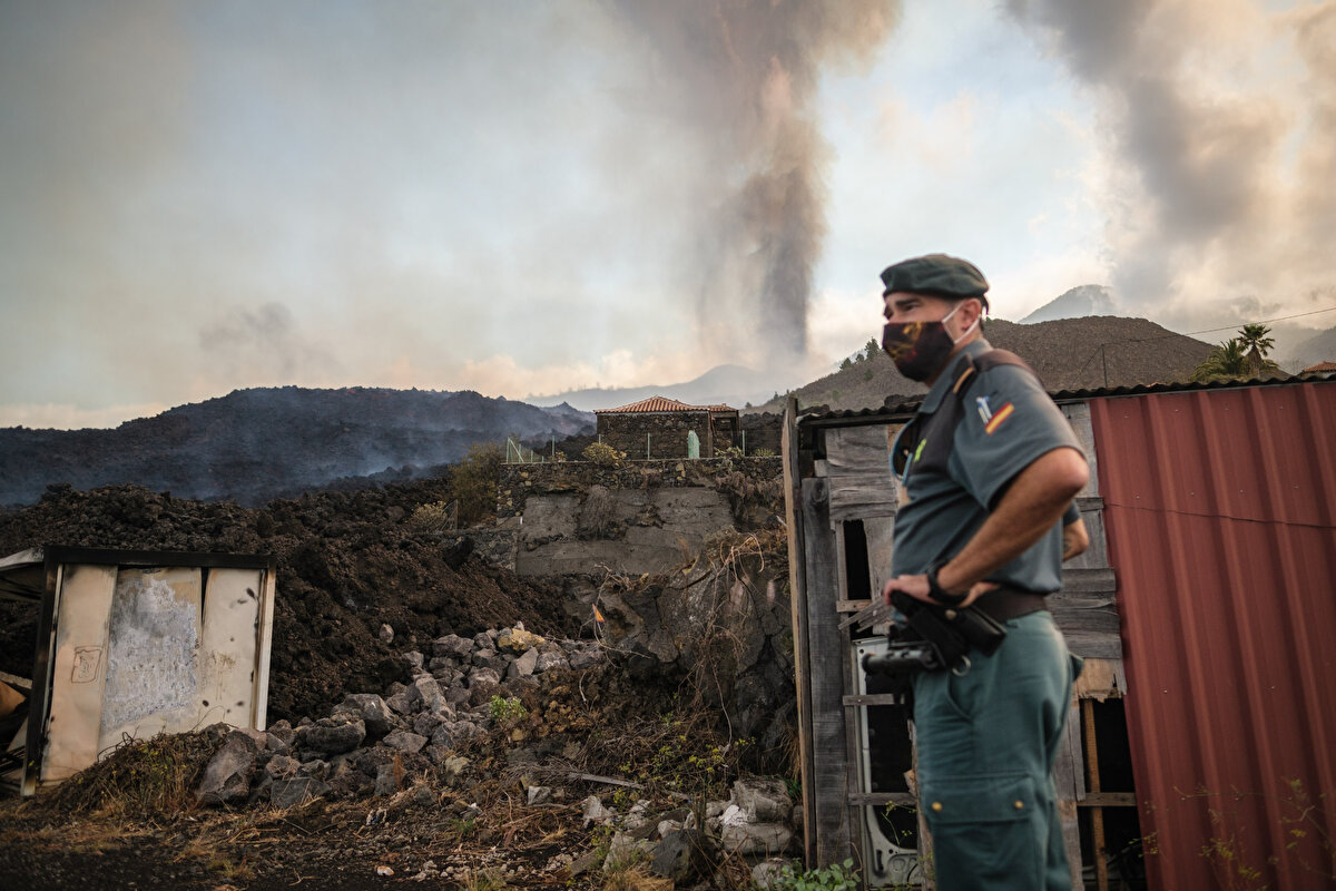 Yanardağın 5 ağzından çıkan küllerin ve lavların çevreye zarar vermeye başladığı, lavların evlere doğru ilerlediği bildirildi.

