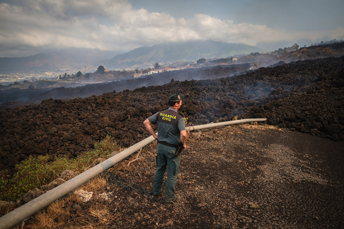 Uzmanlar, yanardağın gelecek günlerde aktif durumda olmaya devam edeceği öngörüsünde bulundu.

Son bir haftadır 21 binden fazla depremin meydana geldiği La Palma'da yanardağ faaliyete geçmişti.