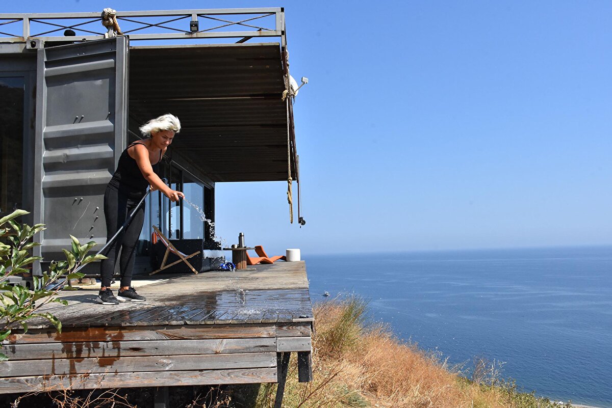 Oğulları Ali Ateş'in ise doğa sporları yönünde kendisini geliştirdiğini aktaran Nilüfer Ayvacıklı, yamaç paraşütünde tek başına uçuş yapabildiğini ve Türkiye'nin en küçük pilotlarından olduğunu söyledi. 
