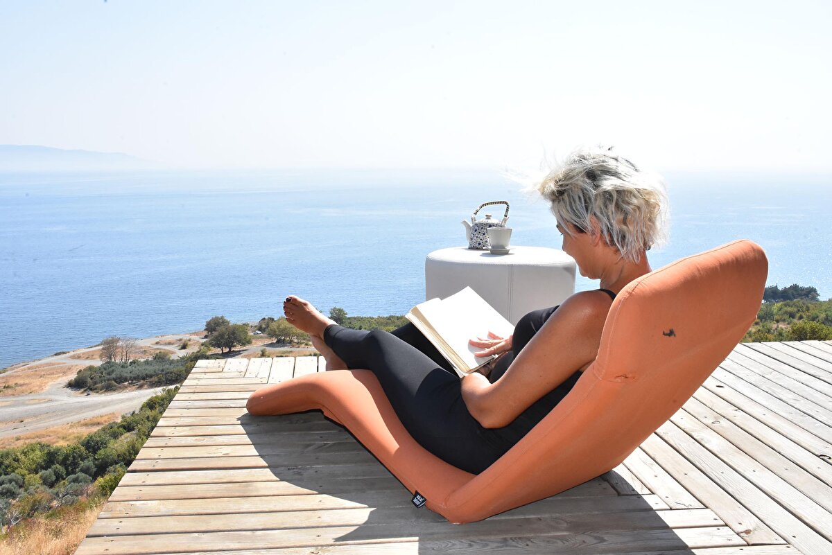 Ayvacıklı, "İşimizi kapattıktan 1 ay sonra evimizi kapattık. Dolayısıyla İstanbul'la hiçbir bağımız kalmadı, 1,5 senedir burada devam ediyoruz. Bu yapıyı ilk yaptığımızda suyumuz yoktu ve doğadan bulmak gerekiyordu. Köyden bidonlarla su taşıyorduk sonrasında eşim ve oğlum birlikte doğada yürüyerek bize bir kaynak buldular. O kaynaktan su getirdiler ve çok ciddi bir sorunumuzu hallettik" dedi.