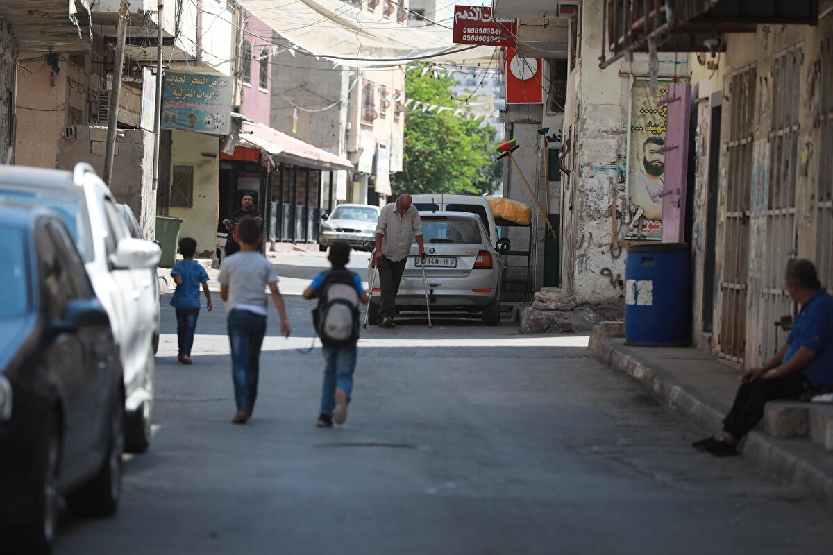Fetih ve Hamas hareketleri arasındaki siyasi bölünmeye rağmen, Cenin Kampı'ndaki direniş onları birleştirdi. Fetih Hareketinin silahlı kanadı El-Aksa Şehitleri Tugayı'na ait armayı taşıyan bir Filistinli, yaptığı açıklamada, İsrail ile silah dışında konuşacak bir şey yok. dedi.