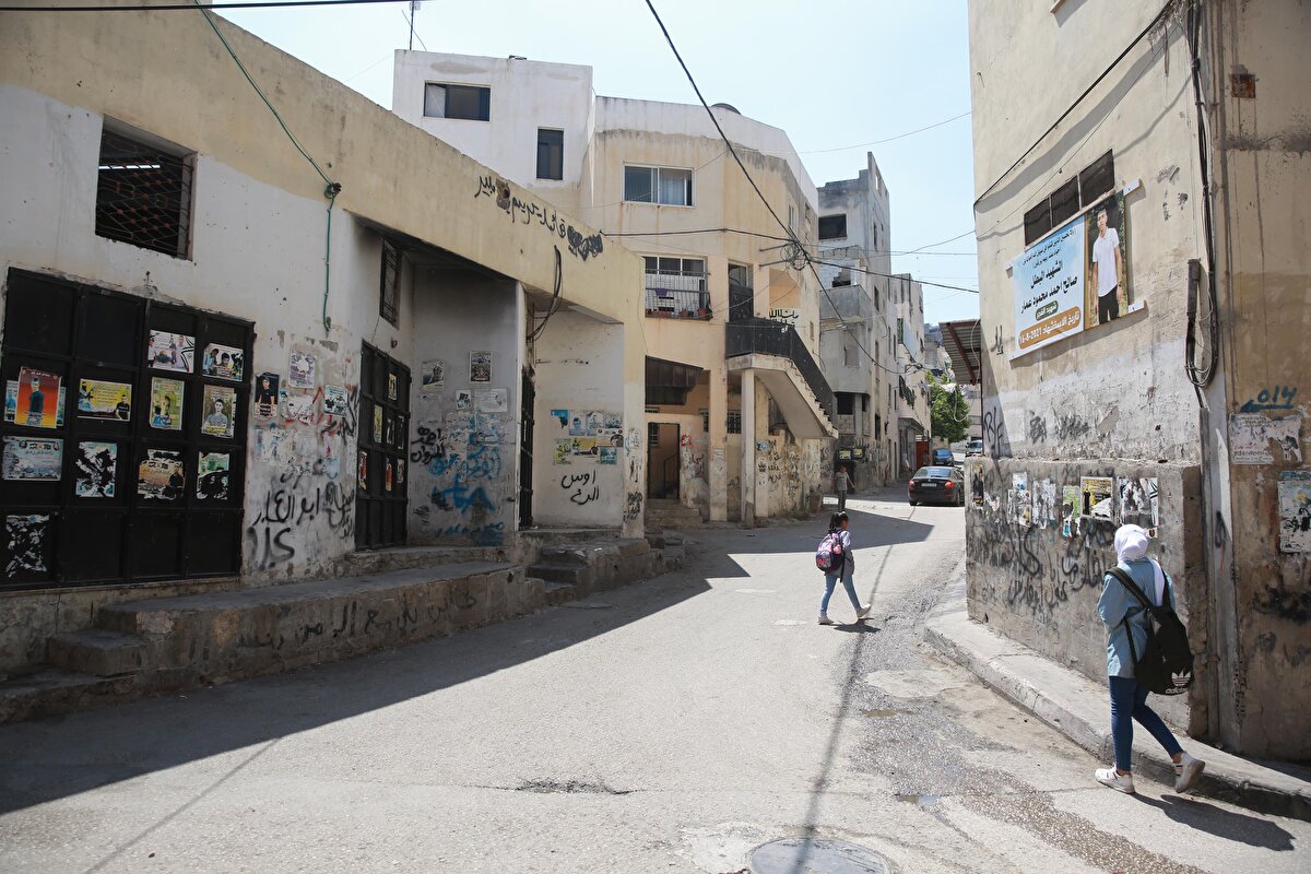 İsrail'in muhtemel bir saldırısını püskürtmeye hazır onlarca savaşçı bulunduğunu ve Cenin Kampı'nın İkinci Gazze olduğunu dile getiren Filistinli, şunları kaydetti: Yaşları 20 ile 30 arasında değişen savaşçı gençlerin bir kısmı direnişçi ailelerden geliyor. Bazıları babasını, bazıları da kardeşini şehit verdi. Bazılarının akrabaları ise esir düşmüş durumda. İsrail ordusu, kampa girmesi halinde pişman olacak. Gözlemciler, Cenin Kampı'ndaki koşulların İsrail ordusunun işgal edemediği Gazze Şeridi'ndeki koşullara çok benzediğini belirtiyor. Bölge sakinleri de İsrail'in henüz açıklama yapmamasına rağmen kampa askeri operasyon başlatmasını bekliyor.