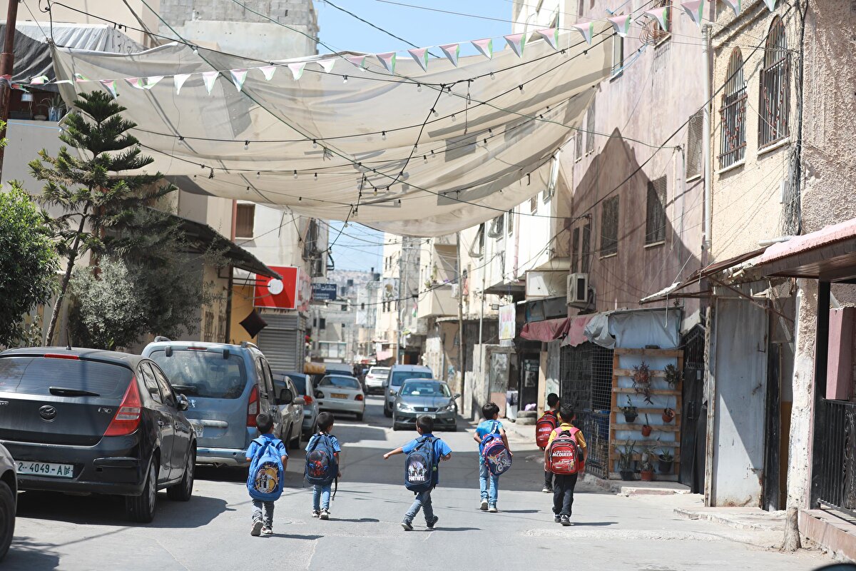 İsrail'in kuzeyindeki yüksek güvenlikli Gilboa Hapishanesi'nden tünel kazarak firar edenlerden 6 Filistinliden 4'ünün yakalanmasının ardından Cenin Kampı sakinleri gösteriler düzenlemiş, Cenin'in yakınlarındaki İsrail'e bağlı Celme askeri kontrol noktasına taş ve molotofkokteyli atmıştı. Filistinli 6 tutuklunun hapisten kaçmasından önce de İsrail'in 16 Ağustos'ta Cenin Kampı'na düzenlediği baskında 4 kişi hayatını kaybetmişti. Bu olaydan itibaren kampta, herhangi bir müdahaleyi püskürtmek için bir öfke ve teyakkuz halinin hakim olduğu ifade ediliyor. Firar ettikten sonra yakalan Filistinlilerden Zekeriya ez-Zubeydi'nin sorgu sırasında işkenceye maruz kaldığına ilişkin haberlerin kamptaki gerginliği daha da tırmandırdığı belirtiliyor.