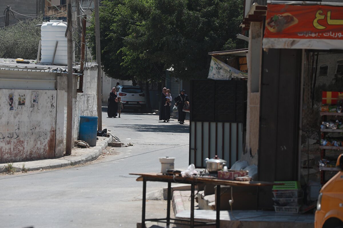 İsrail'in Gilboa Hapishanesi'nden 6 Eylül'de firar eden 6 Filistinliden 2'sinin uzun bir süre yakalanamaması üzerine gözlerin çevrildiği kampta Filistinli direnişçiler İsrail'e karşı gövde gösterisi yaparken, iki firari mahkûmun 19 Eylül gecesi yakalanmasıyla kampta tansiyon düşse de gergin bekleyiş hala sürüyor.