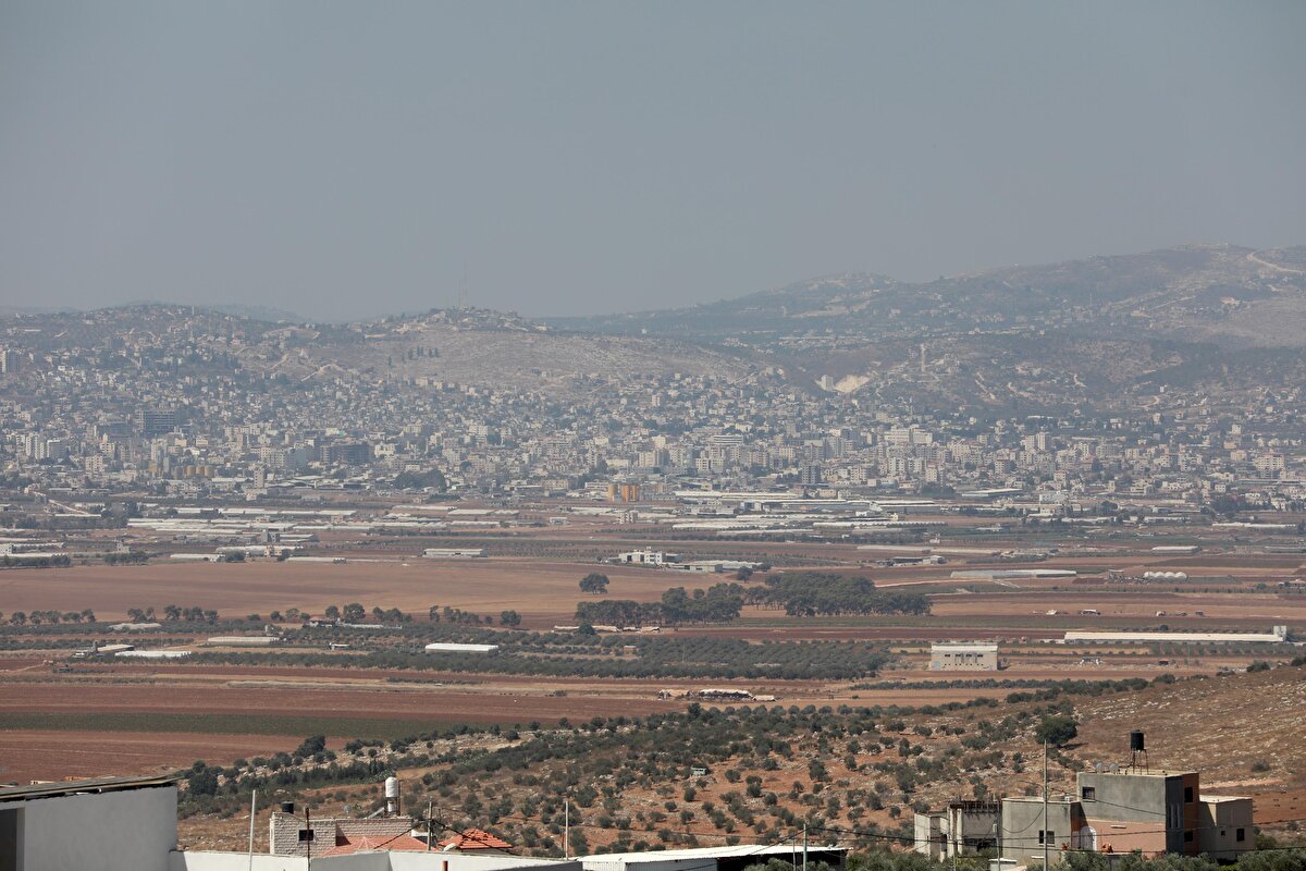 Filistinli 6 tutuklunun 6 Eylül'de İsrail'in kuzeyindeki yüksek güvenlikli Gilboa Hapishanesi'nden tünel kazarak firar etmesinin yankıları, İsrail ve Filistin kamuoyunda hala sürüyor. Firari Filistinlilerden Fetih Hareketi'nin silahlı kanadı El-Aksa Şehitleri Tugayı üyesi Zekeriya ez-Zubeydi ile İslami Cihad Hareketi mensubu Muhammed Kasım Arıda, Yakub Mahmud Kadri ve Mahmud Abdullah Arıda 10-11 Eylül tarihlerinde, diğer iki Filistinli Eyhem Fuad Kemamci ve Munadil Yakub Nufeyat da 19 Eylül'de İsrail güçlerince yakalanmıştı.
