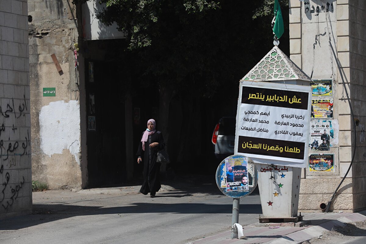 İşgal altındaki Batı Şeria'da bulunan Cenin Mülteci Kampı, 2000 yılında patlak veren Aksa İntifadası'nın (İkinci İntifada) ikinci yılında İsrail askerlerince gerçekleştirilen baskında onlarca Filistinlinin hayatını kaybettiği olaylardan bu yana bir kez daha Batı Şeria'daki silahlı direnişin merkezi olma ihtimaliyle gündemde.