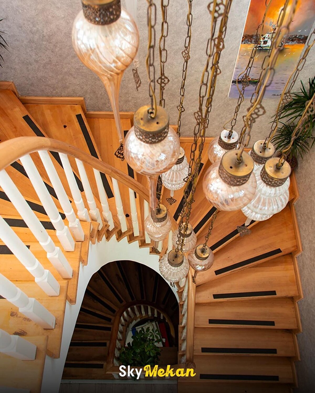 Daha sonra Osmanlı ordusu tarafından kurtarılmış. 1938 yılında askeri kariyerini sonlandırdıktan sonra da bugün Kai Çengelköy’ün bulunduğu yalısına geri dönmüş. Aile yadigarı olan yalının manzarası gündüz ayrı, gece ayrı güzel.