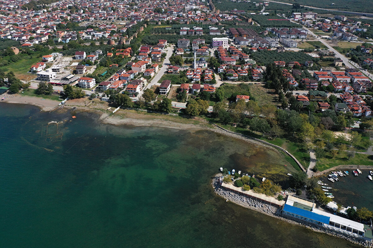 İznik gölünün kenarında 20 yıldır kafe işleten Bekir Uslu, "Eskiden bu kadar çekilme olmuyordu. Son 10 gündür çekilme daha da fazlalaştı. İznik gölünün bazı bölgelerinde suların 200 metre çekildiğini gözlemledik. Son yıllarda İznik gölü kenarında kivi üretimi arttı. Kivi suyu çok seviyor. Bu ürünü sulamak için de bol su çekiliyor. Yetkililerin İznik gölünün çekilmesiyle ilgili bir araştırma yapmasını istiyoruz" dedi.