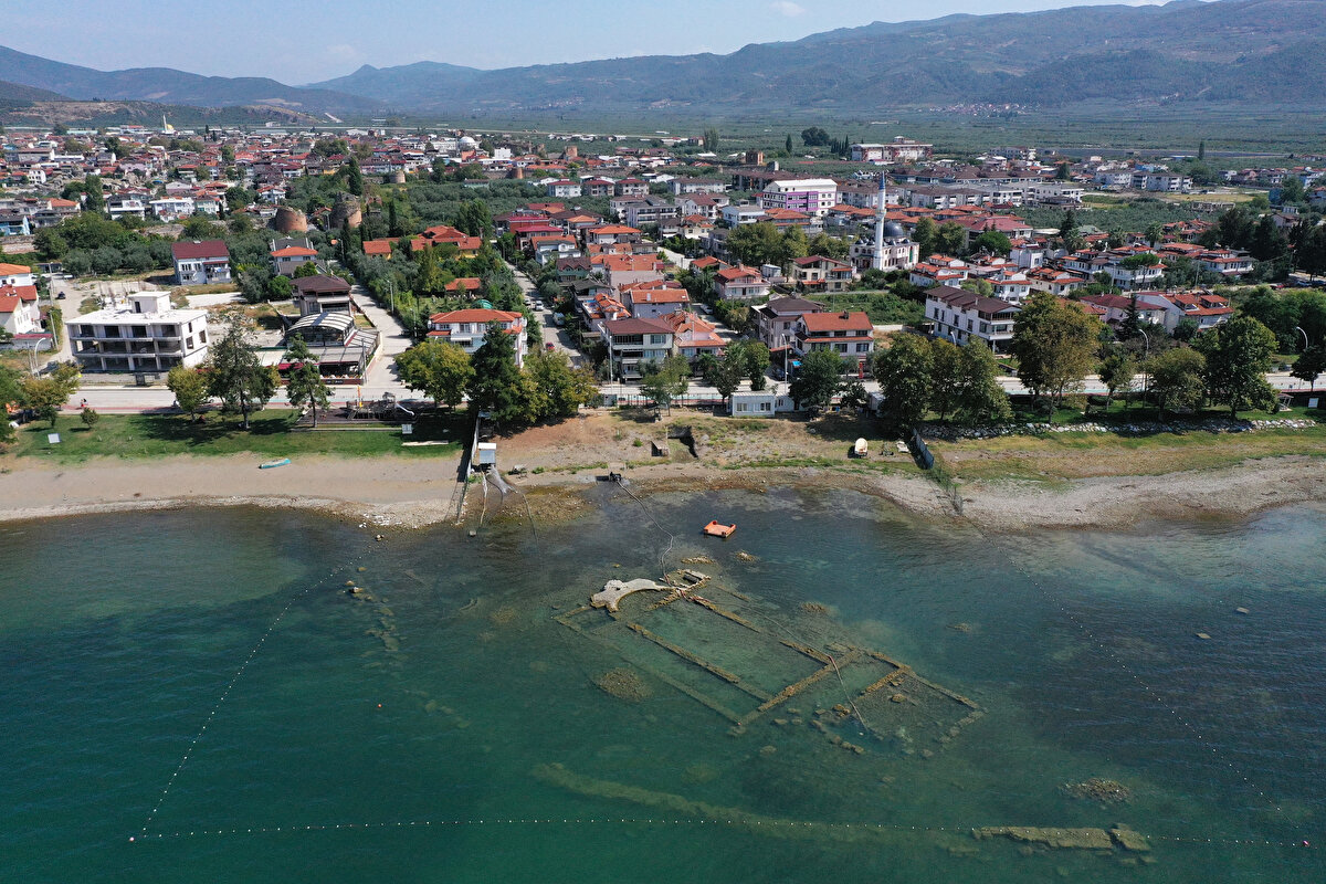 Bursa’nın İznik ilçesinde, göl kıyısının 50 metre açığında bulunan, Aziz Neophytos'un adına inşa edildiği belirlenen batık bazilika, suların 200 metreye yakın çekilmesiyle iyice gün yüzüne çıktı.