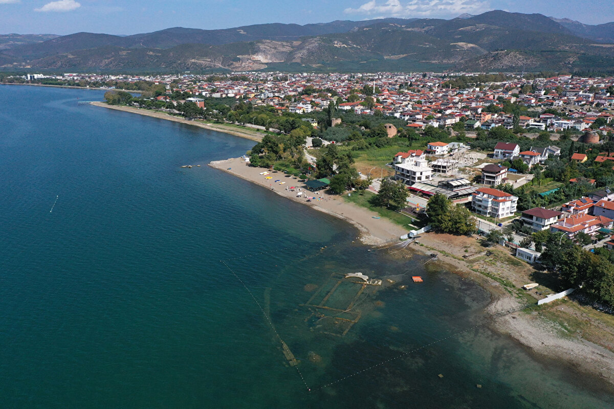 740 yılında yaşanan depremde göl sularına gömülen bazilika, 2014 yılının en önemli keşifleri arasında gösterildi. Batık bazilika, yaşanan kuraklığa bağlı olarak su yüzeyinin üzerine çıktı.