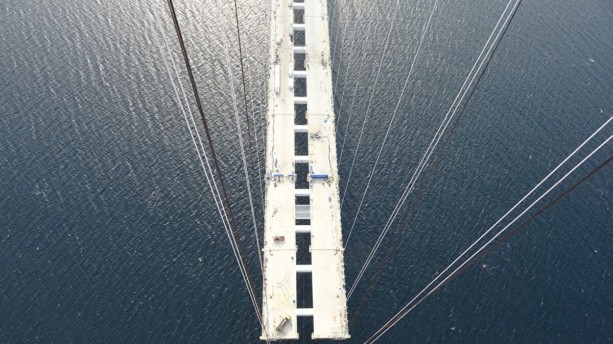 1915 Çanakkale Köprüsü'nün "en"lerin projesi olarak Çanakkale Boğazı'na adeta mühür vuracağını ve ülkenin simge yapılarından olacağını vurgulayan Karaismailoğlu, sözlerini şöyle sürdürdü:
"2x3 trafik şeritli köprümüzün tabliyesi, 45 metre genişlikte ve 3,5 metre yükseklikte ikiz tabliye olarak projelendirildi. Asma köprü kule temelleri Asya tarafında eksi 45 metre, Avrupa tarafında ise eksi 37 metre derinlikte iyileştirilmiş deniz tabanına serbestçe oturmuştur. 1915 Çanakkale'de kuru havuz ve ıslak havuzda keson imalatları, plint ve bağ kirişi imalatları, ankraj blokları, kule montajı, ana kablo montajı, tabliye montajı ve üst yapı çalışmaları gibi yapım tekniği açısından birçok önemli imalat kalemi yer alıyor. Köprüde 162 bin kilometre uzunluğunda yani dünyanın etrafında dört defa dönecek kadar çelik tel kullanılmakta. Bölgedeki yüksek rüzgar hızları dikkate alınarak tasarlanan köprümüz, gerek işletme döneminde gerekse de inşaat sırasında oluşacak en elverişsiz rüzgar etkilerine karşı stabilitesi test edilmiş ve bu testlerden başarıyla çıkmıştır."