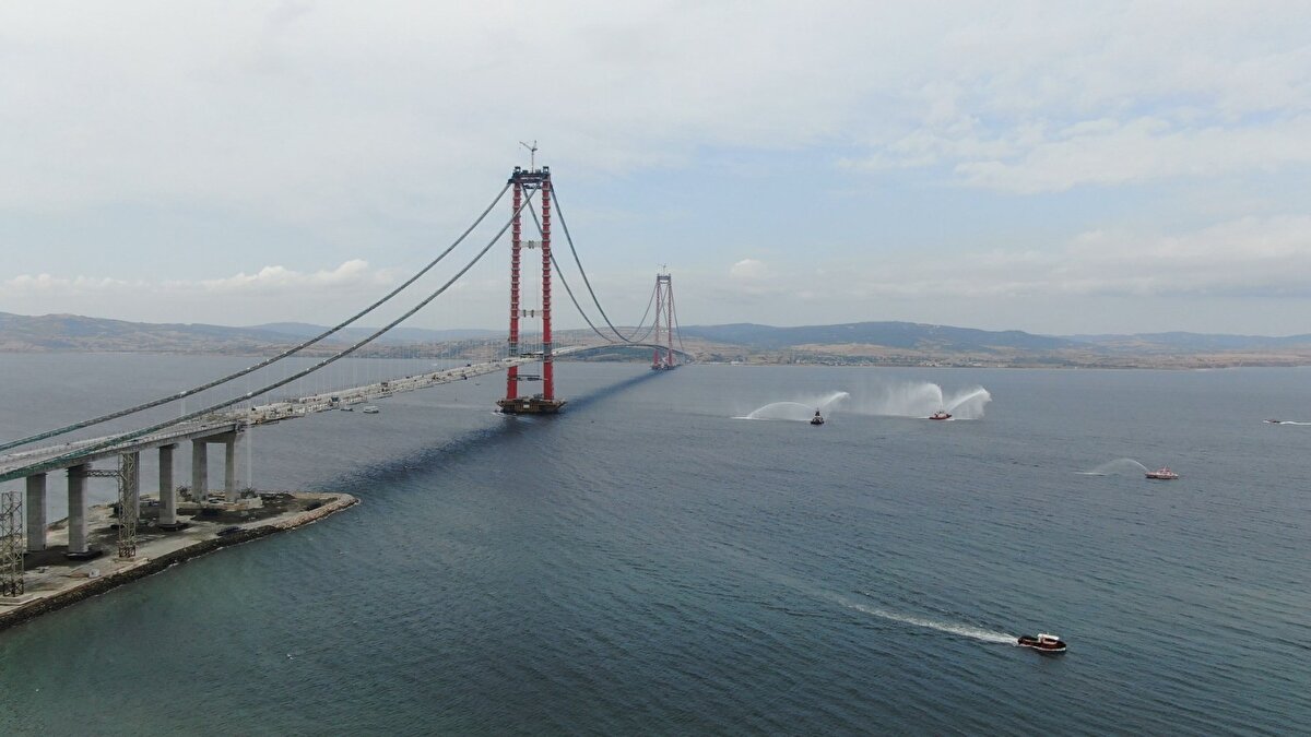 Bakan Karaismailoğlu, bugüne kadar orta açıklıkta 38 adet, yan açıklıklarda 32 adet olmak üzere toplamda 70 adet tabliye blokunun montajının bitirildiğini bildirdi.
