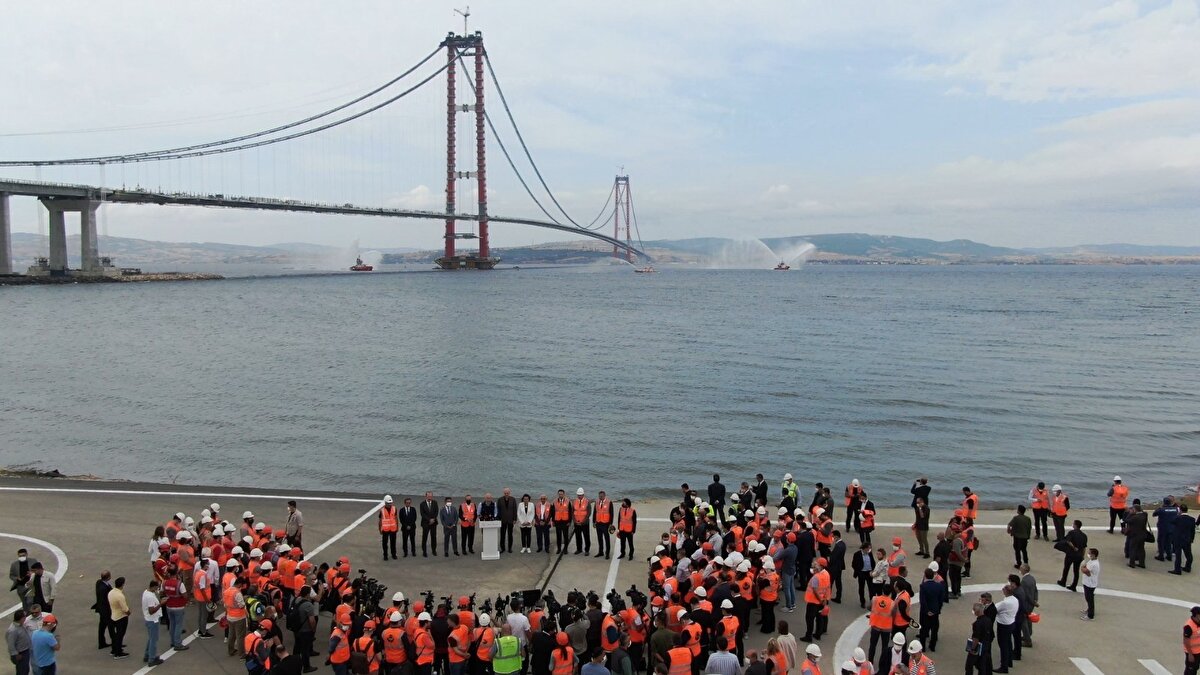 İtme-sürme yöntemiyle inşa edilen 680 metre uzunluğundaki Asya Yaklaşım Viyadüğü ile 365 metre uzunluğundaki Avrupa Yaklaşım Viyadüğü'nün tamamlandığını anlatan Karaismailoğlu, şöyle devam etti:
"Tabliye bloklarının montajları ile artık 1915 Çanakkale Köprüsü'nün büyük oranda tamamlandığını görüyoruz. Tabii, 1915 Çanakkale Köprüsü yapım çalışmaları devam ederken bir yandan da otoyol yapım çalışmalarımız devam ediyor. Bugüne kadar 2 betonarme yaklaşım viyadüğü, 2 betonarme viyadük, 6 hidrolik köprüsü, 5 altgeçit köprüsü, 39 üstgeçit, 40 altgeçit, 227 menfez ve 4 kavşak tamamladık. 1 köprü, 4 üstgeçit, 1 kutu menfez, 8 kavşak, 4 otoyol hizmet tesisi, ve 2 bakım işletme merkezinde de çalışmalar hızla devam ediyor. Yaklaşık 5 bin 100 personel, 809 iş makinesi ve 7/24 çalışma esasıyla başarıyla sürdürdüğümüz çalışmalarımız sonucunda projemizin 18 Mart 2022'de hizmete girmesi için yorulmak bilmiyoruz."