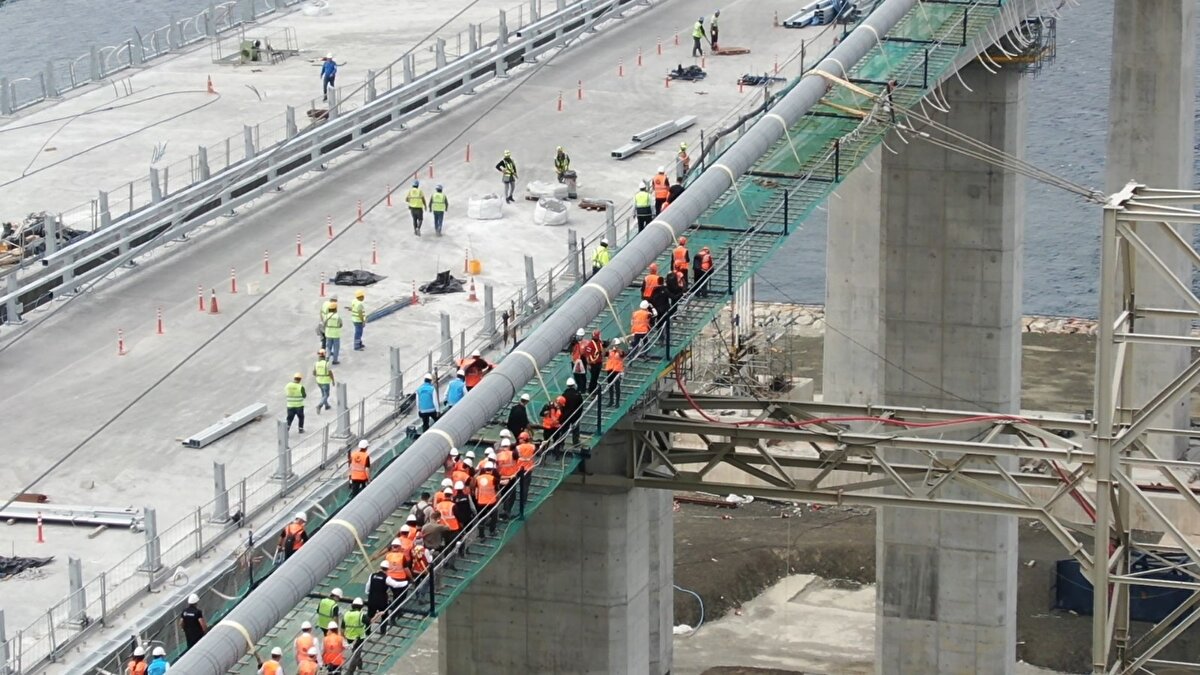 Ulaştırma ve Altyapı Bakanı Adil Karaismailoğlu, Çanakkale'nin Lapseki ve Gelibolu ilçeleri arasında yapımı devam eden 1915 Çanakkale Köprüsü'nün kedi yolundan yürüyerek Asya'dan Avrupa yakasına geçti.