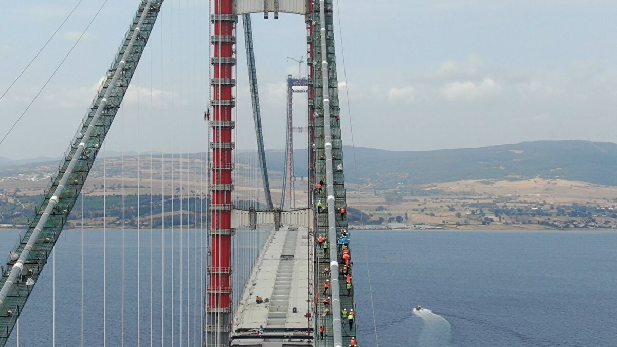 Buradan yaptığı inceleme öncesi gazetecilere açıklama yapan Karaismailoğlu, adece kulelere yakın kısımlardaki tabliyelerin montajının kaldığını söyledi.
