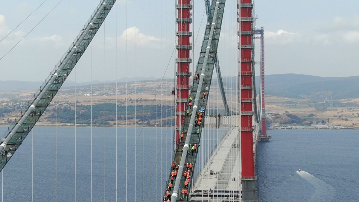Artık "Asırların hayali" için geri sayımın başladığını ifade eden Karaismailoğlu, 1915 Çanakkale Köprüsü'nün 101 kilometre uzunluğuyla Kınalı-Tekirdağ-Çanakkale-Savaştepe Otoyolu Projesi kapsamında yer aldığını anlattı.