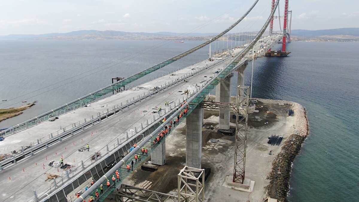 Bakan Karaismailoğlu, yapılan her yeni yolun, akarsular gibi, geçtikleri yerlerin istihdamına, üretimine, ticaret, kültür ve sanatına can kattığını kaydetti.