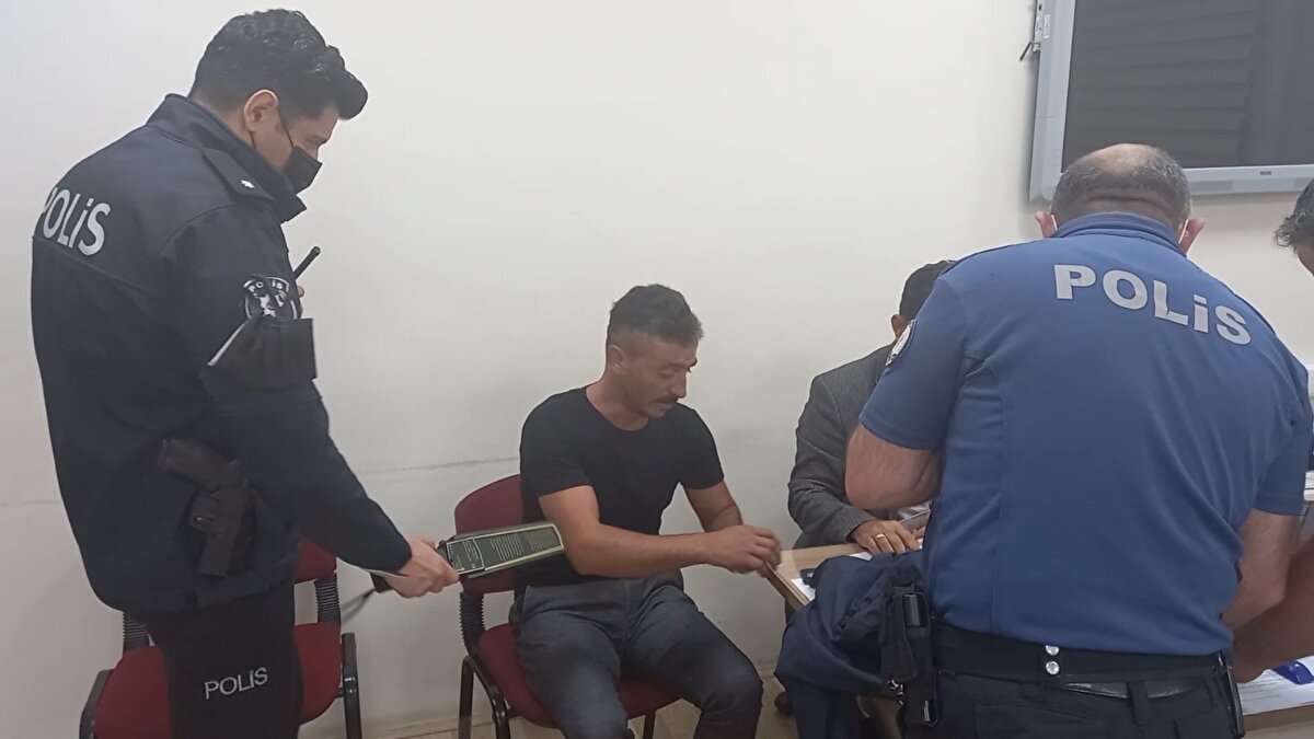 Kırıkkale'de İl Milli Eğitim Müdürlüğü E-Sınav Merkezi'nde yapılan yazılı ehliyet sınavına giren S.A., kopya çekebilmek için görüntülü ve sesli olarak iletişim sağlayabileceği bir düzenek kurdu. Sınav esnasında S.A., maskesinin altındaki gizli kamera sayesinde soruları karşı tarafa iletti.
