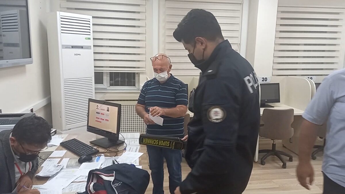 KOM polisi, S.A.'nın kulağındaki "böcek" cihazını çıkartabilmek için Yüksek İhtisas Hastanesi'ne götürdü. Burada sağlık görevlilerince, kulağındaki "böcek" cımbız yardımıyla çıkartıldı.
