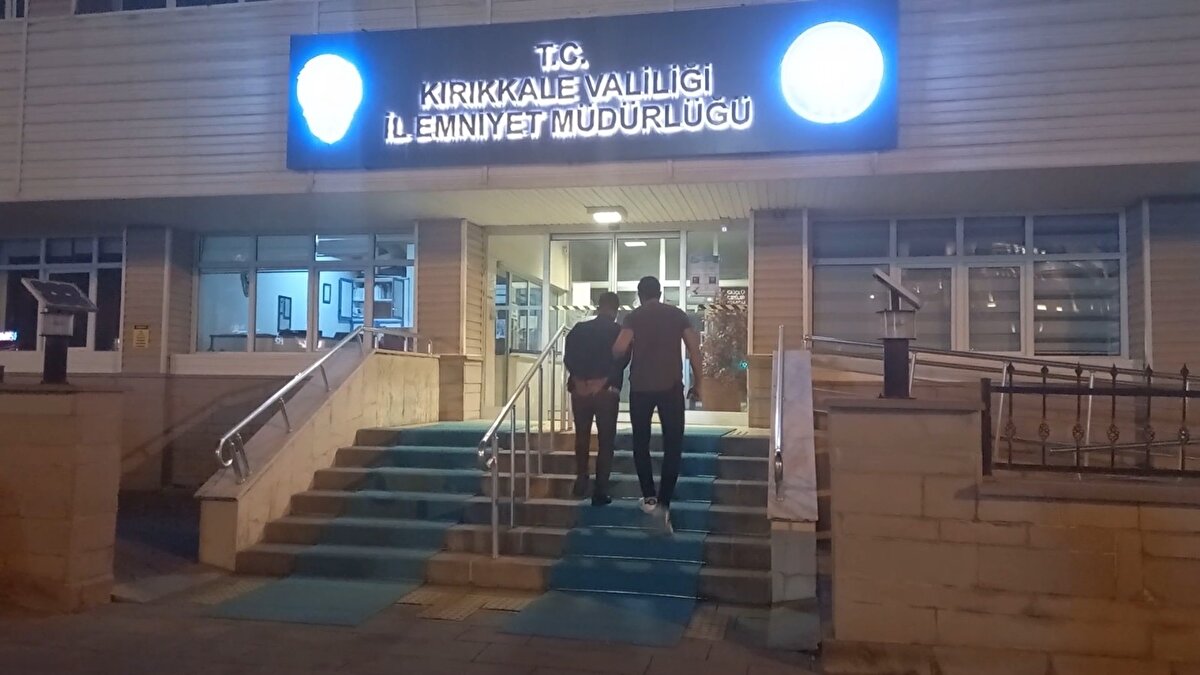 Hastanedeki işlemlerin ardından emniyete götürülen S.A.'nın suç ortağı H.K. da yapılan operasyonla gözaltına alındı.

Her iki şüphelinin de emniyetteki işlemleri sürüyor.
