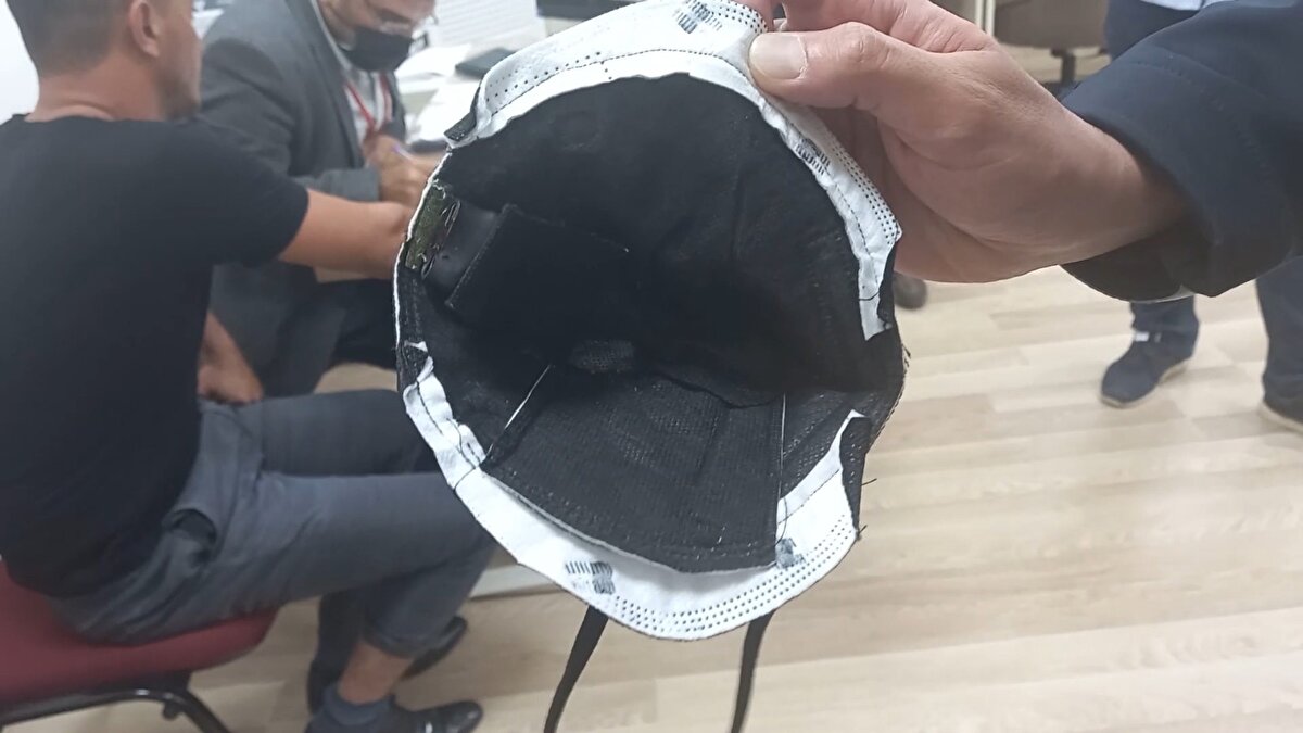 Kulağındaki "böcek" adı verilen özel dinleme cihazıyla da cevapları alan kişi, bu şekilde soruları yanıtladı.
