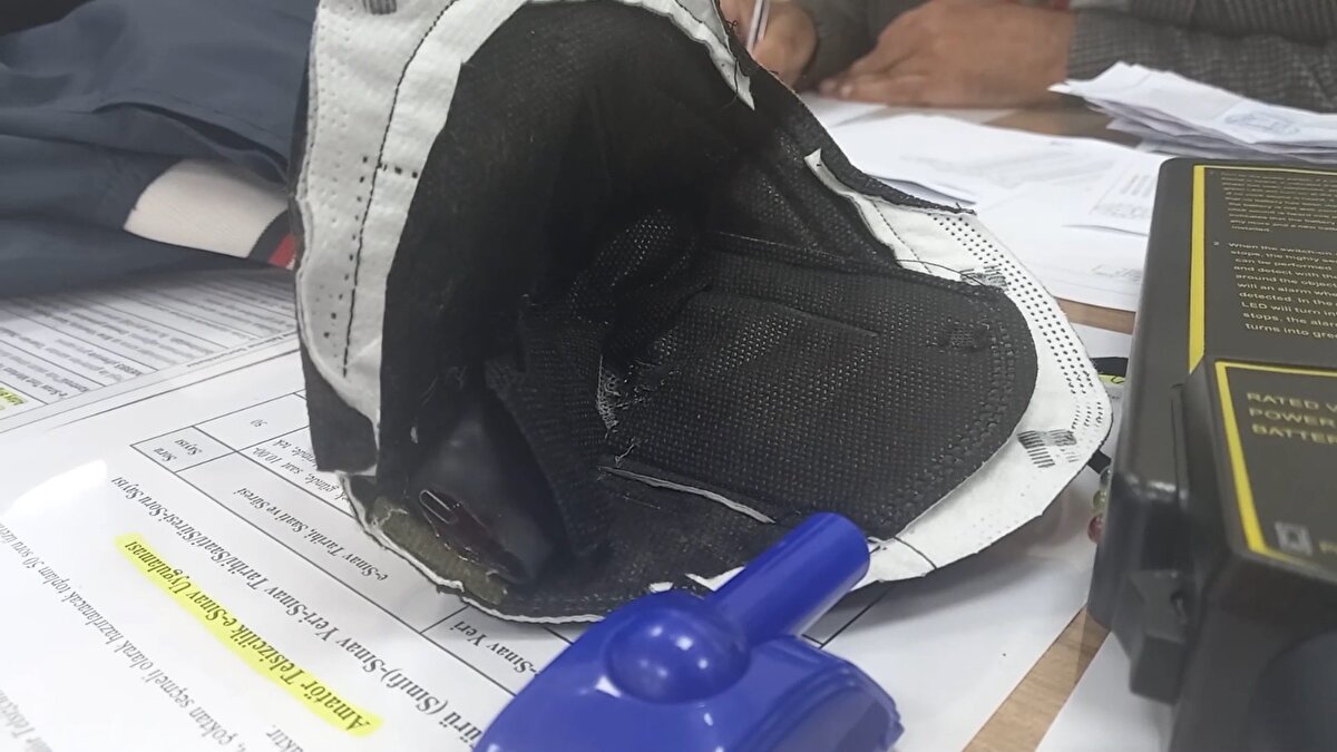 Sınavda S.A.'nın tavırlarından şüphelenen görevli öğretmenler, kopya çektiğini fark edince durumu polise bildirdi. E-Sınav Merkezi'ne gelen polis ekipleri, S.A.'nın üzerinde dedektör ile arama yaptı.
