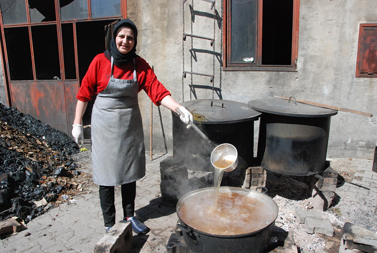 Sosyal medya hesaplarından kozalak pekmezinin satışını yapan Gülten Özsoy, özellikle pandemi döneminde kozalak pekmezine olan ilginin arttığını belirtti.
