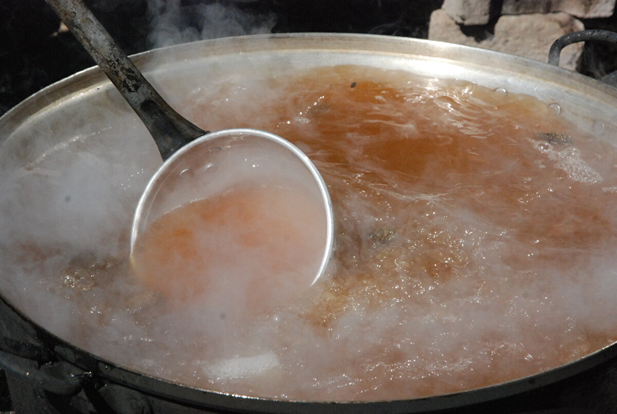 Gülten Özsoy, 5 yıl önce 30 kilo üreterek başladığı pekmez yapımına şu anda 5 tona ulaşarak siparişlere yetişmeye çalışıyor.
