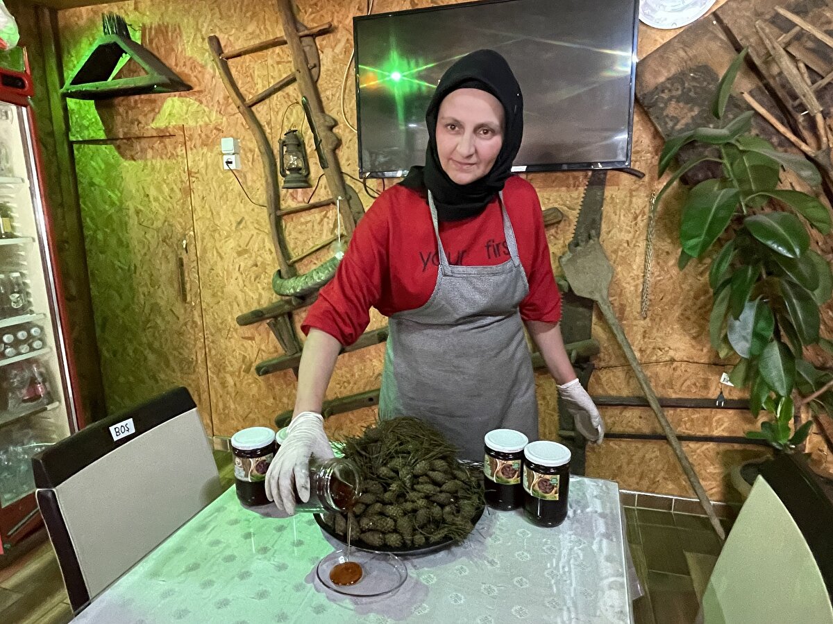 Kozalak pekmezinin akciğerlere iyi geldiği ve nefesi de açtığını biliyoruz. Tüm Türkiye’den sipariş alıyorum. Geçtiğimiz yıl Zonguldak Orman Bölge Müdürlüğü Orköy Müdürlüğü tarafından bizlere destek sağlandı.Çok memnun kaldık. Gücümün yettiği kadar kozalak pekmezi üretimine devam edeceğim” diye konuştu.

