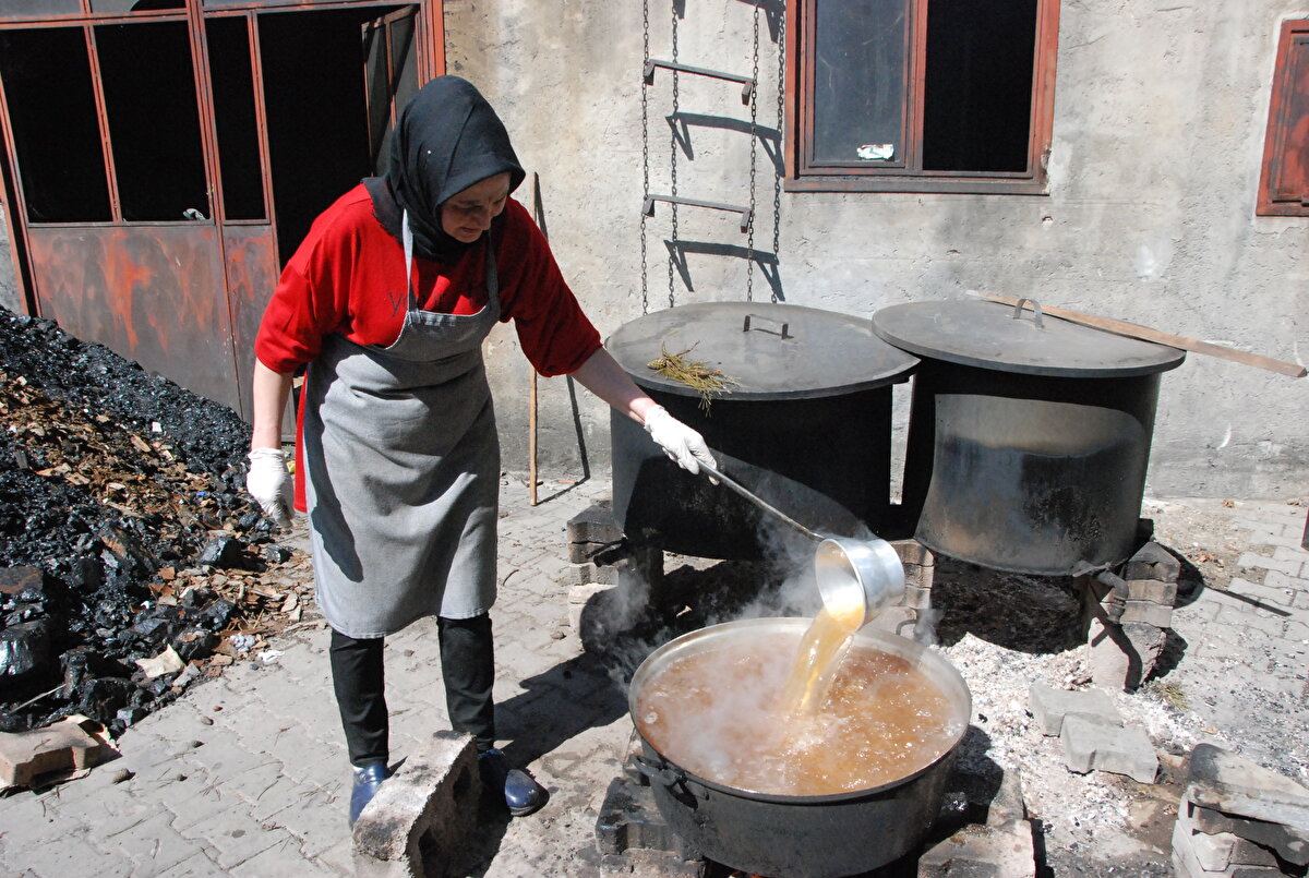 Gülten Özsoy, ormandan topladığı çam kozalaklarını evinin bahçesinde kazanda kaynatarak pekmez haline getirdi. Eşinin rahatsızlığına iyi geldiğini anladı.
