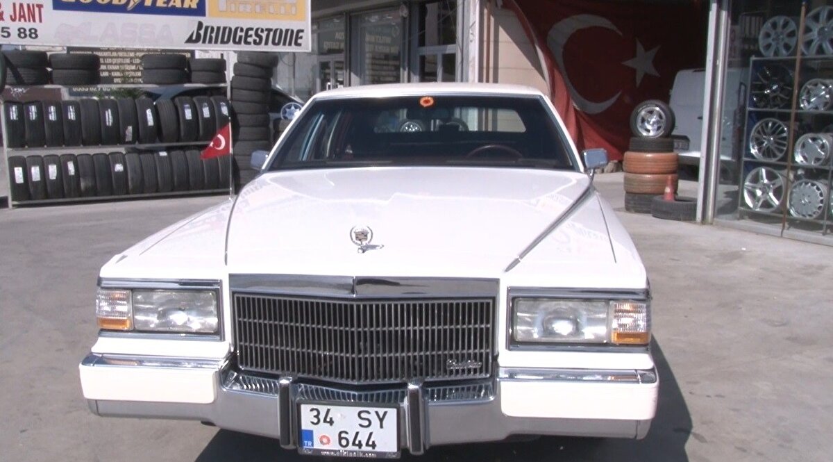 İstanbul Küçükçekmece Cennet Mahallesi'nde oto lastikçi Mahmut Çınar, klasik araba merakı nedeniyle 4 yıl önce 1970 model Cadillac satın aldı. Aracın aldıktan sonra bakımını yaparak trafiğe çıkan Çınar, lastiklerindeki jantların kırık olduğunu fark etti. Bunun üzerine Çınar, çalışanları aracığıyla Amerika'ya arabanın şase numarasıyla orijinal yedek parça için mail gönderdi. Amerika'dan gelen cevapta, jantları takım halinde sattıklarını ve yaklaşık maliyetinin 12 bin 500 dolar olduğu bildirildi. Çınar, maliyetin yüksek olduğunu belirterek siparişi iptal etti. Ardından makine mühendisi olan kardeşine gitti. Kardeşi kırık jantları inceledikten sonra aynısını üreterek, jantları arabaya takıp eski haline getirdi. Çınar, makine mühendisi kardeşinin ürettiği jantlardan bir kısmını posta yoluyla Amerika'ya yolladı ve istedikleri zaman kendilerine ihracat yapabileceğini söyledi. Aradan bir zaman geçtikten sonra Amerika'dan kendisinin tanımadığı bir kişiden mail geldi. Mail atan Amerikalı, 1970 model klasik aracın ilk sahibinin oğlu olduğunu ve aracı satın almak istediğini söyledi. Ancak Çınar otomobili çok sevdiğini ve satmak gibi bir düşüncesi olmadığını ileterek teklifi reddetti.