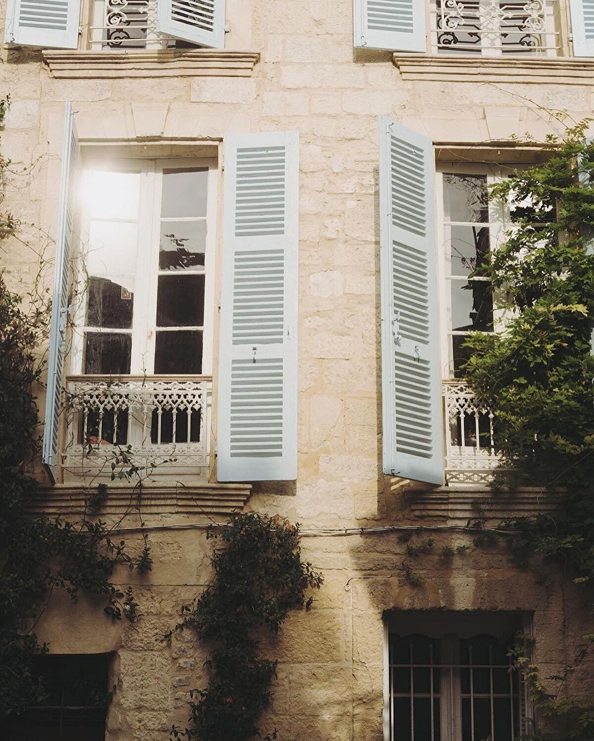 📌Resim sanatının soylusu Vincent Van Gogh'un eserlerine esin kaynağı olmuştur Arlés şehri. Orada hastalığı nükseder ve tedavi görür. Bir başka ünlü Arlésien'ler (Arles şehrinden olanlar), üyeleri İspanyol çingenesi olan ünlü rumba flamenko grubu Gypsy Kings de bu güzel Güney Fransa şehrinden çıkmıştır. Eğer bu şirin şehre birkaç gününüzü ayırırsan, belleğinde çok farklı anılar yükleyerek evine döneceğinden emin olabilirsin.⠀