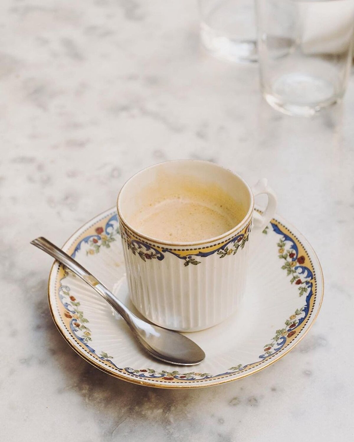 Arlés, Provence'in her bir köşesi gibi, Avrupa sanatı ve sanatçıları için bir çekim alanıdır. Elbette en başta ünlü Flaman sanatçı Vincent Van Gogh gelmektedir. Fakat Arlés yalnızca Vincent Van Gogh'u değil; Picasso, Paul Cézanne, Paul Gauguin gibi ünlü ressamları, hatta Émile Zola gibi adı Fransa ile özdeşleşmiş büyük yazarları da çekmiştir kendisine. We thank @jamiebeck.co these great photos. 🧡⠀