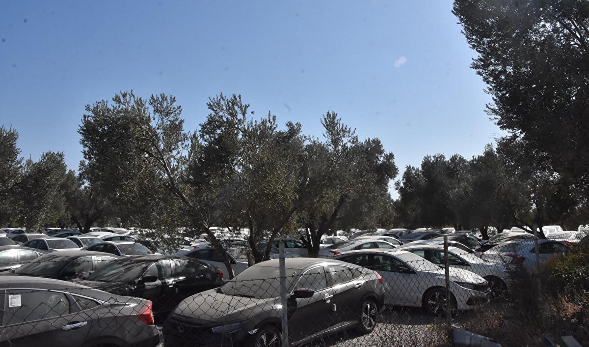 Araç satın almak için gittikleri bir otomobil bayisinde kendilerine stokta araç kalmadığının söylenmesi üzerine aynı firmaya ait olduğunu iddia ettikleri yüzlerce otomobilin yer aldığı videoyu paylaşarak, 'stokçuluk' yapıldığı öne sürüldü.