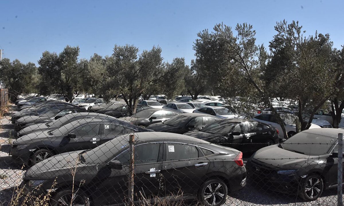 Ülke genelinde stokçuluk yapıldığı iddialarının gerçekçi olmadığını belirten Yıldız, piyasada az sayıda araç bulunduğunu belirterek, Üretim durmak üzere, otomobil fabrikaları taşınıyor, devlet ÖTV'yi de bir anda geriye çekince talep de inanılmaz arttı. Bu inanılmaz talep sonrası mevcut stoklardaki araçlar kısa sürede tükendi diye konuştu.