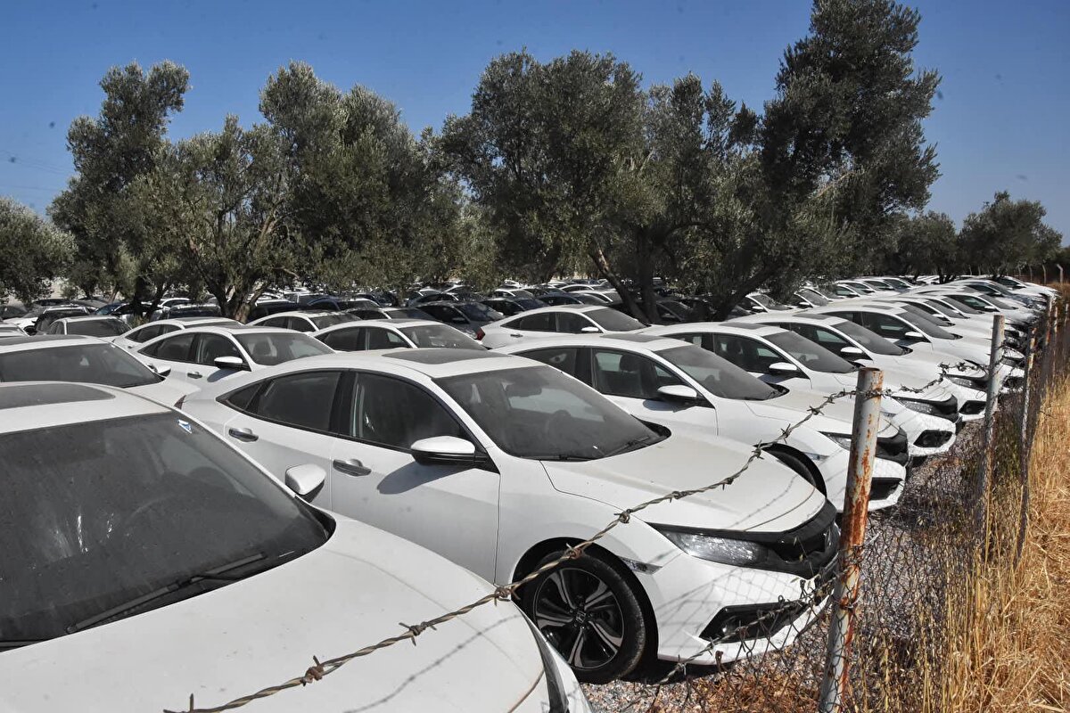 Alandaki araçları kanunen satamadıklarını söyleyen Yıldız, Engelli araçlarını düşünün. Yasa gereği satın alan arkadaş 5 yıl satamıyor. Kiralamada da öyle. Bu araçlar 2 yıl satılamıyor. 2 yıl boyunca kiralamadığın araç, stok maliyeti oluşturuyor ifadelerini kullandı.