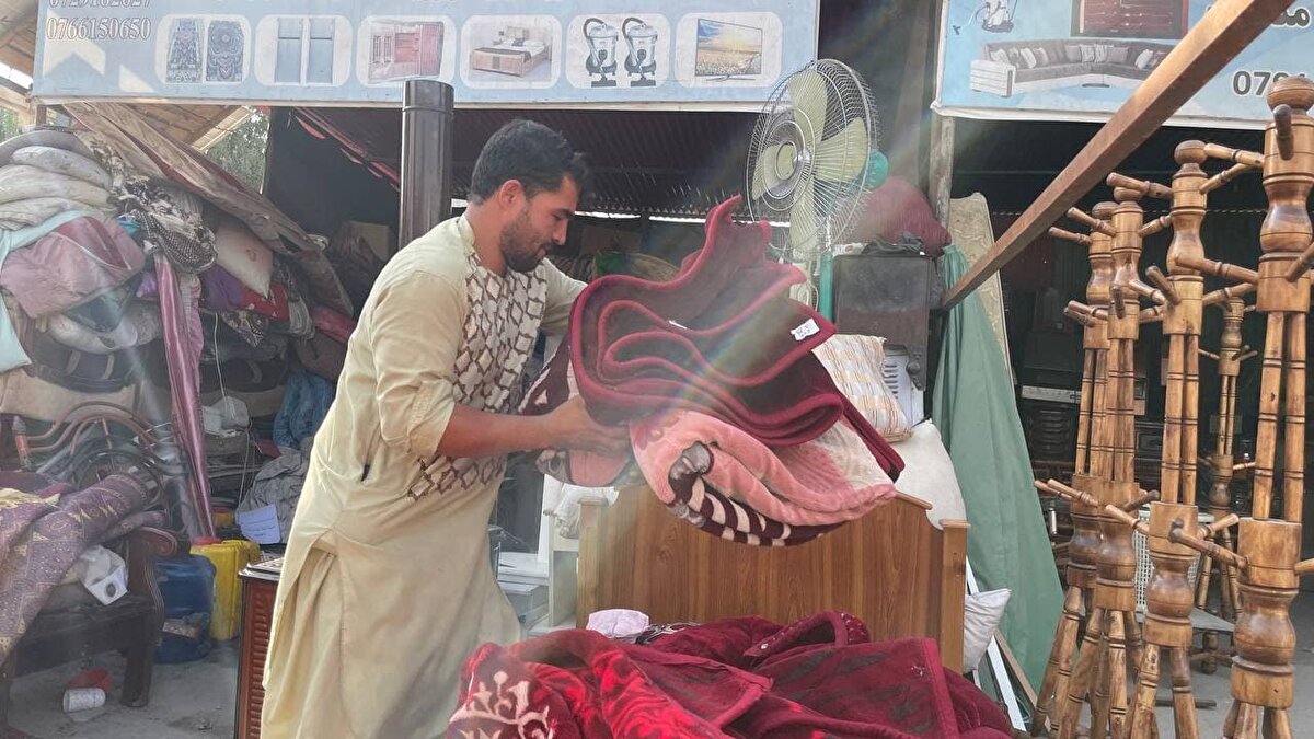 ABD güçleri için çalışan Mescidi Behrami, kardeşi Şehabettin Behrami, Aziz Emiri ve Muhammed Fehim Biradergül, yaklaşık 5 bin kişinin kendileriyle aynı kaderi paylaştığını belirterek Afganistan'dan çıkmak istediklerini söyledi.

Çalıştıkları dönemde iyi maaş aldıklarını, bu sayede evlenip hayat kurduklarını ancak şu an geçim sıkıntısı yaşadıklarını ifade eden Behrami kardeşler ve Biradergül, Taliban'ın yabancı güçler için çalışanları hedef aldığı yönündeki iddialar nedeniyle "olabildiğince" gizlenerek yaşadıklarını kaydetti.