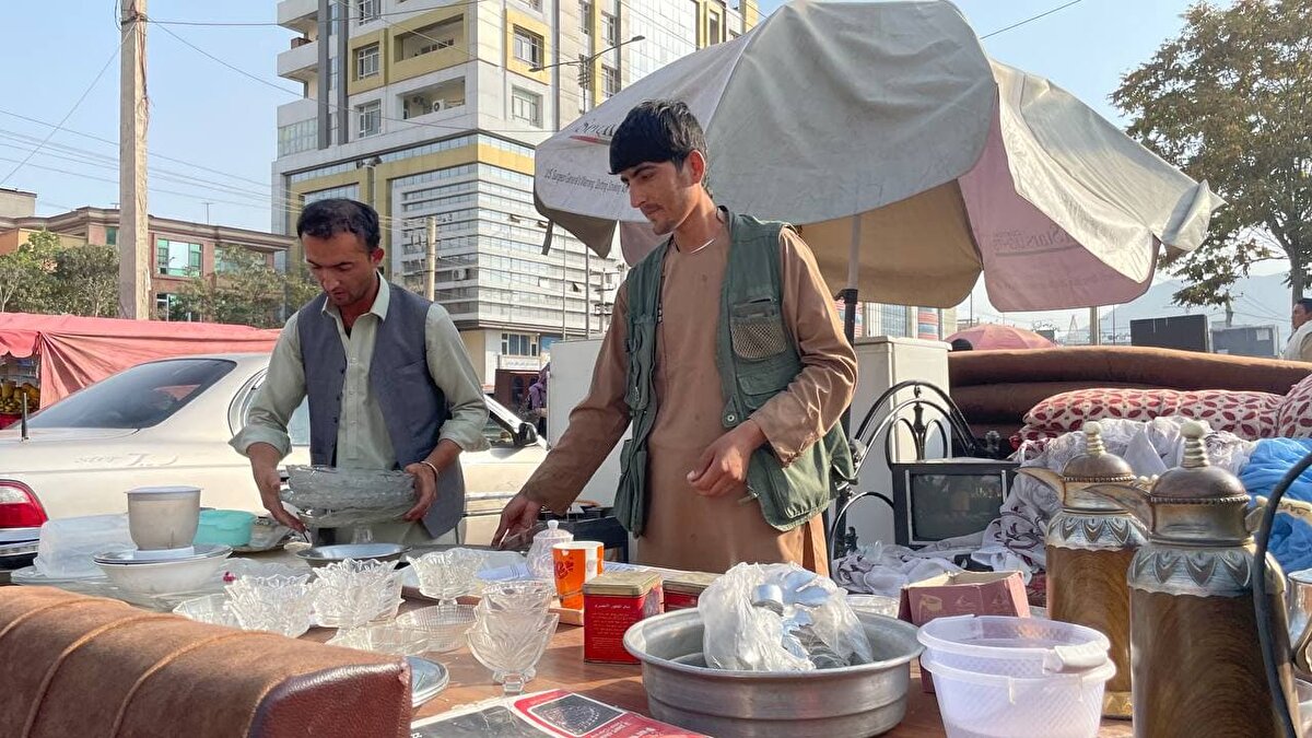 
İkisi de şu an düzenli bir işe sahip olmadıklarını, hamallık gibi yevmiye işleriyle geçimini sağladıklarını ve ciddi ekonomik sıkıntı yaşadıklarını söyledi. İki kardeş, şu an aylık en fazla 100 dolar kazanabildiklerini kaydetti.
Behrami kardeşler ellerindeki çalışma belgeleriyle, tahliye sürecinde aileleri ile birlikte günlerce Kabil'deki Hamid Karzai Havalimanı'nda beklediklerini ancak izdiham nedeniyle içeri giremediklerini söyledi.
