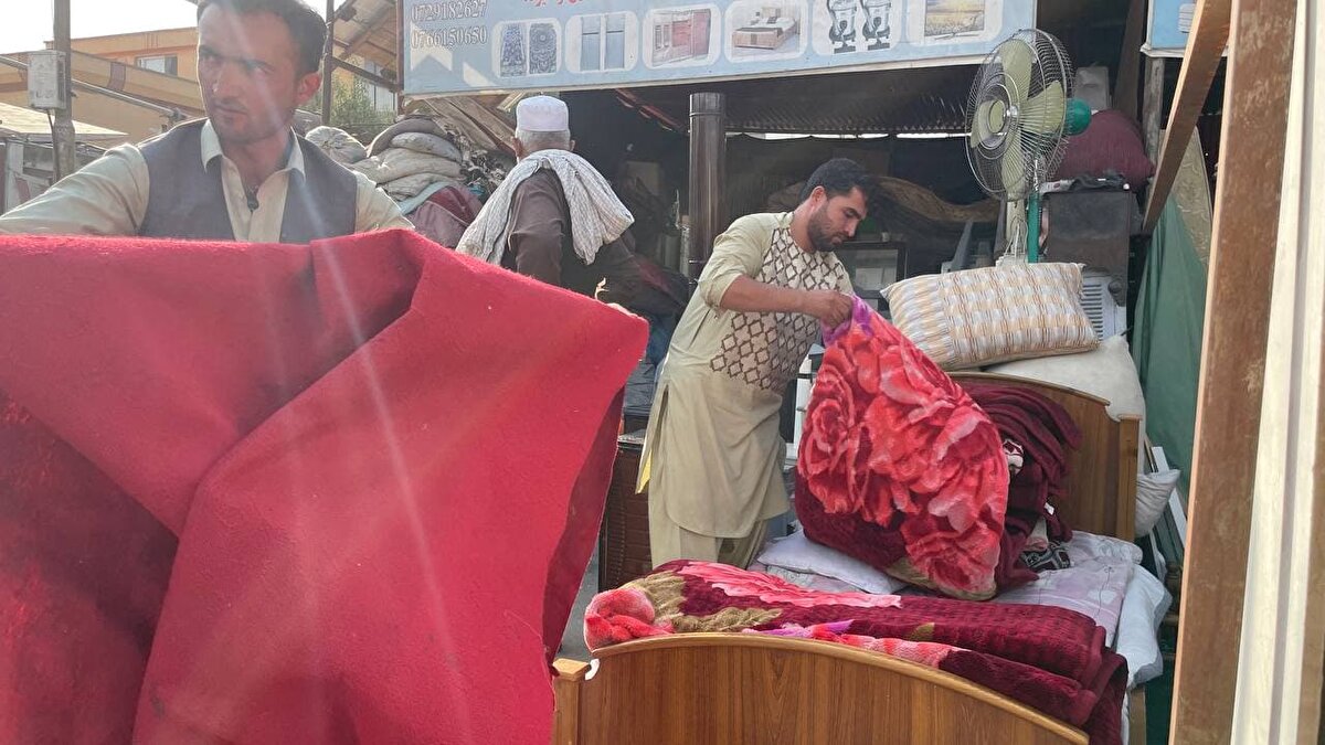 Şehabettin Behrami ise hava üssünün bulunduğu ve Kabil'in kuzeyindeki Pervan vilayetine bağlı Begram ilçesinde yaşadığını ancak kendisinin de abisi gibi iş nedeniyle Kabil'e geldiğini aktardı.

ABD'nin kendilerine tahliye sözü verdiğini belirten Behrami, kendi çalıştığı departmandan yaklaşık 80 kişinin aileleriyle beraber ABD’ye gitmeyi başardığını söyledi.

ABD'li yetkililerin tahliye için yazılı belge dağıttığını ancak dayılarının vefatı nedeniyle o gün belgeyi alamadıklarını aktaran Behrami, abisiyle beraber ABD'ye seslerini duyurmak için çaba içerisinde olduklarını kaydetti.

ABD'de yaşayan bir kardeşleri vasıtasıyla yetkililere ulaşmayı denedikleri dile getiren Behrami, ilgili makamlara mail attıklarını ancak çabalarının şu ana kadar sonuçsuz kaldığını aktardı.

Behrami, "ABD'den bizi buradan götürmesini istiyoruz. ABD'nin kendisiyle çalışan herkesi götürmesi lazım, burada iş güç kalmadı. Bizim geleceğimiz nasıl olacak bilmiyorum. Tehlike altındayız." ifadelerini kullandı.